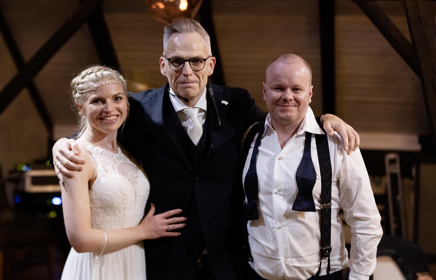 Rune Carlsen underholder brudepar og bryllupsgjester med bordtrylling.