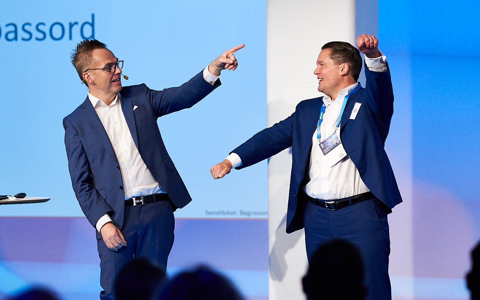 Rune Carlsen leder et profesjonelt innslag på scenen sammen med en deltaker.